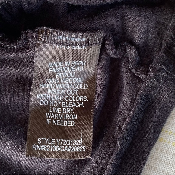 6 for$20♥️ Super cute black blouse with drawstring waist and Shell/bead details - Picture 8 of 10